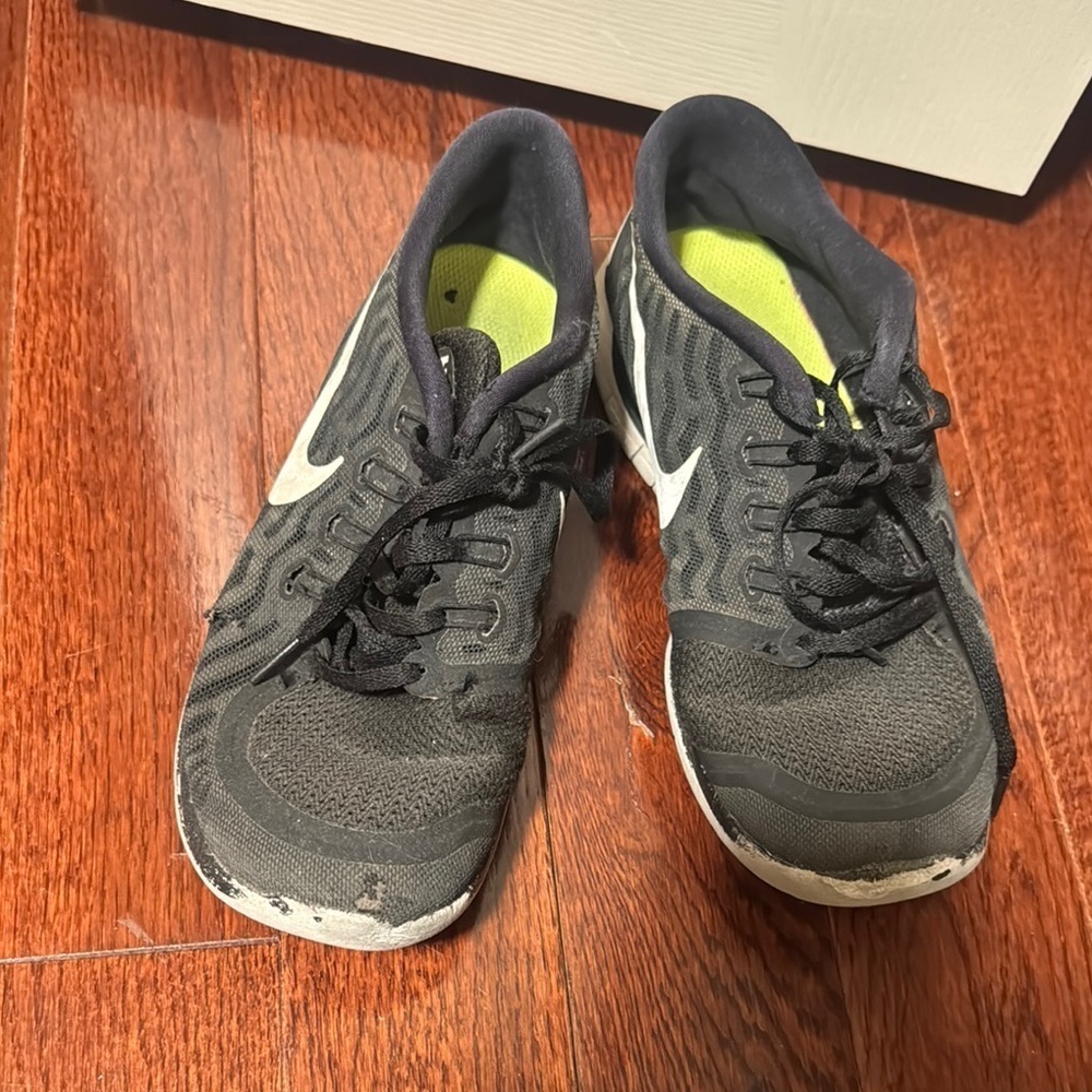 Nike Black Athletic Running Shoes with Mesh Upper